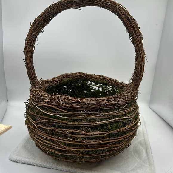 Grapevine and Green Sheet Moss Basket Wired with Brown Floral wire - Picture 8 of 9